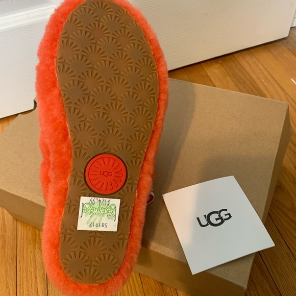 Ugg Fluff Yeah Slide- Bright Red, new in box never worn.. super cozy & stylish! - Picture 2 of 7